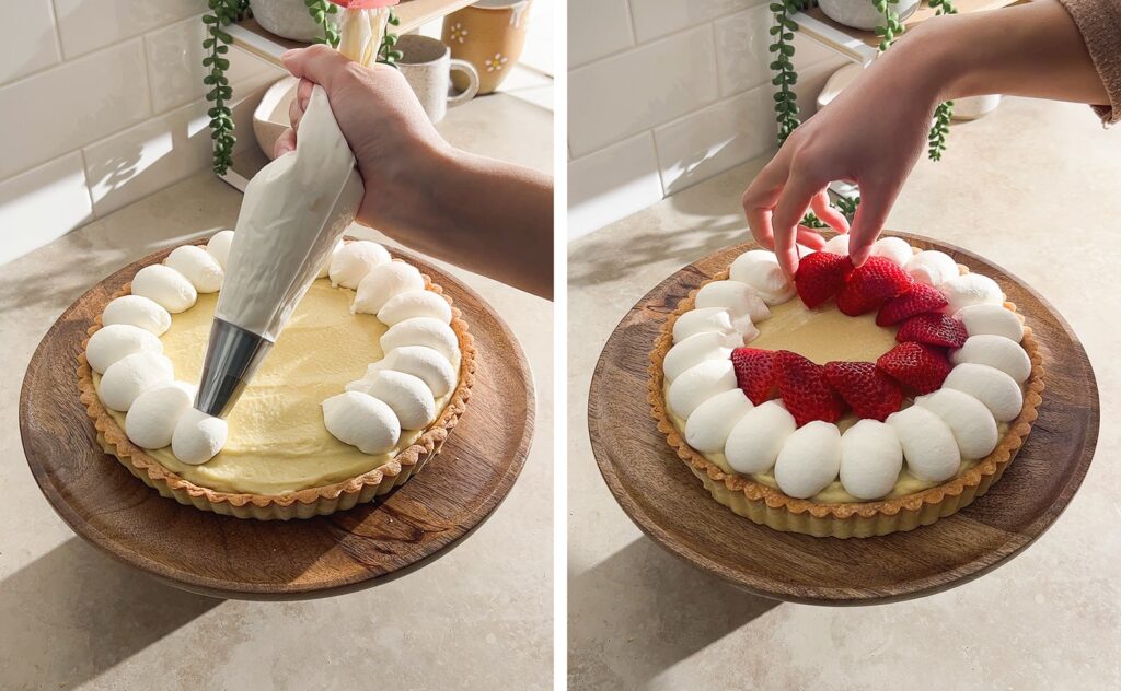 Šlag se istiskuje oko ruba tarta, a svježe jagode pažljivo slažu na domaću vanilija kremu prije hlađenja.