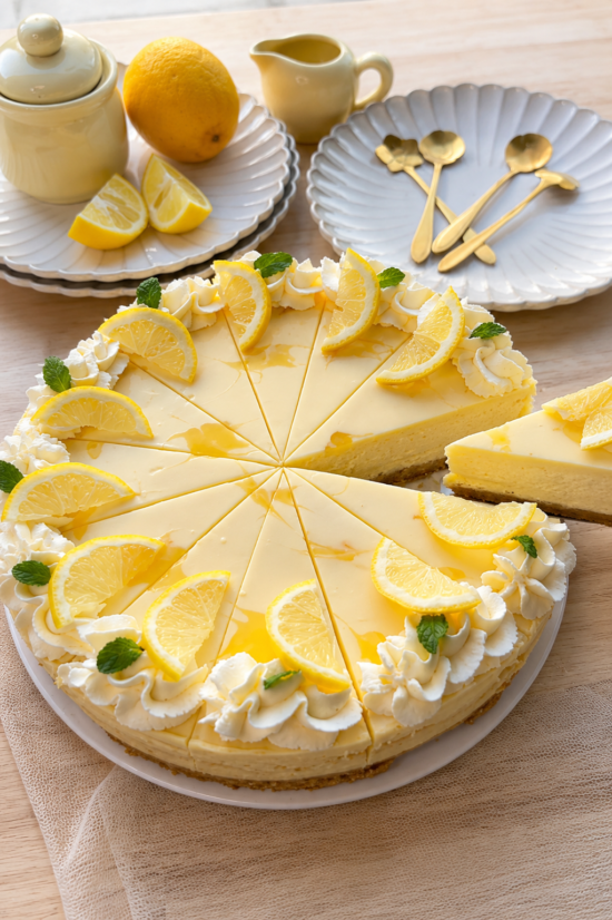 Kremasti cheesecake s limunom i preljevom od bijele čokolade