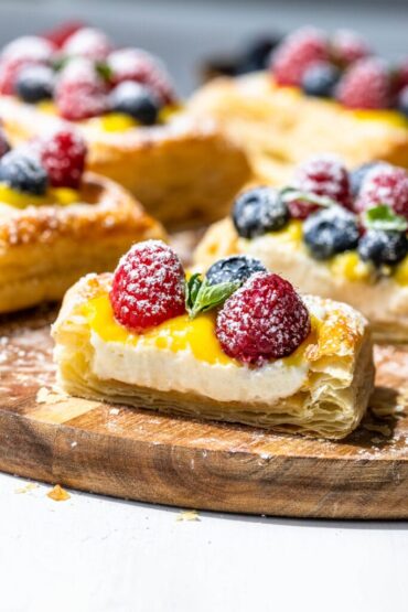 Lisnato tijesto s mascarpone kremom, kremom od limuna, malinama i borovnicama.