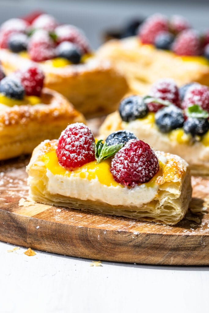 Lisnato tijesto s mascarpone kremom, kremom od limuna, malinama i borovnicama.