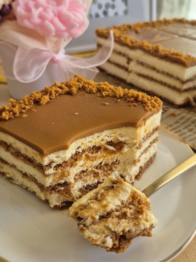 Lotus Biscoff kolač bez pečenja s mascarpone kremom i slojevima keksa