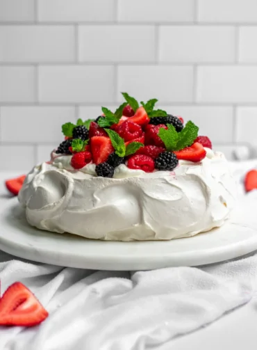 Pavlova torta s bobičastim voćem, kremom i svježim jagodama