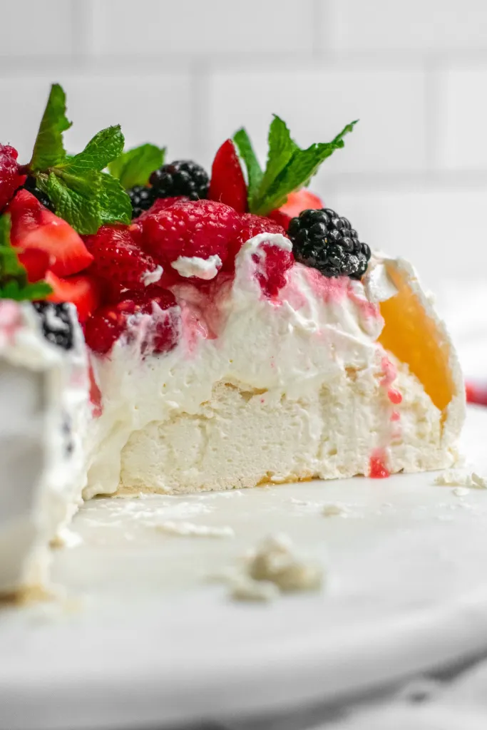 Presjek Pavlova torte s bobičastim voćem i mekanom sredinom