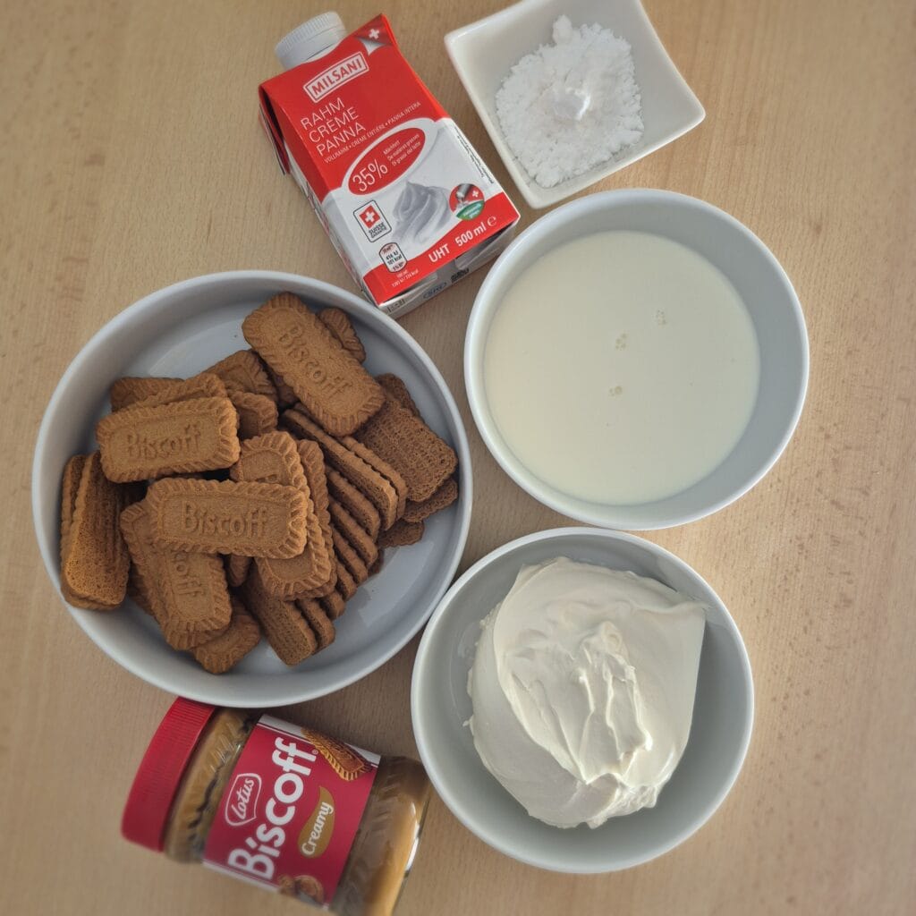 Sastojci za Lotus Biscoff kolač bez pečenja s mascarpone kremom