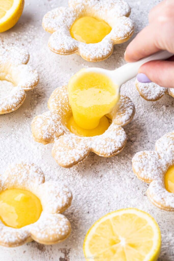 Tartlete s kremom od limuna oblikovane poput cvijeta