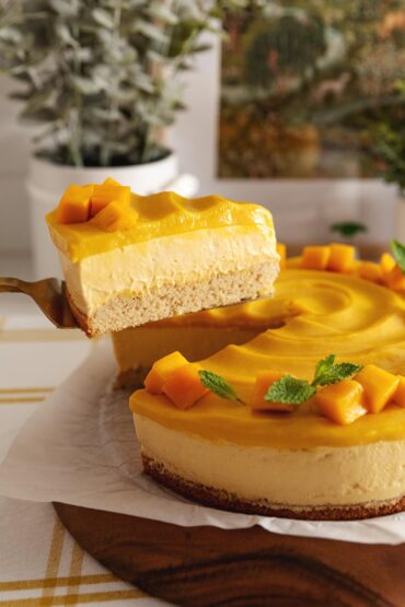 Torta od mango moussea s mekanim biskvitom, kremastim mousseom i preljevom od svježeg manga.