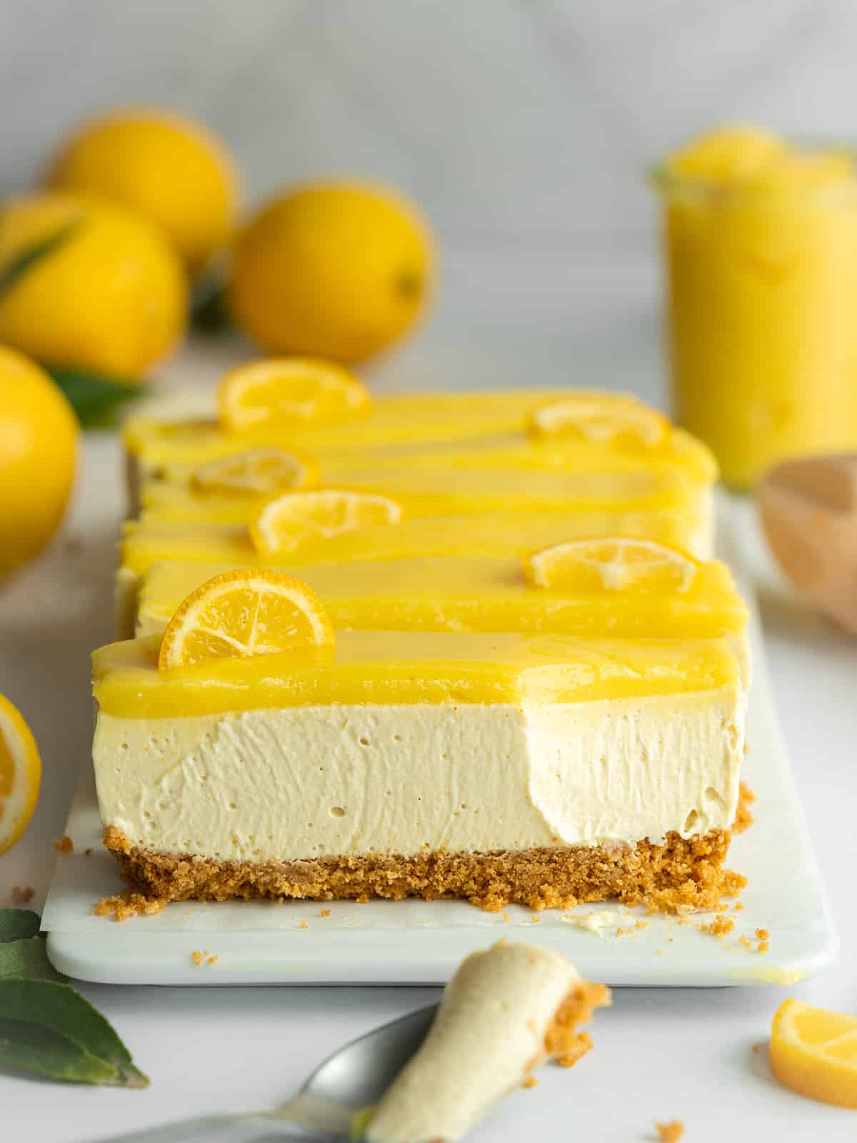 Veganski cheesecake od limuna bez pečenja s podlogom od keksa i kremom od limuna.
