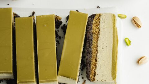 Veganski Dubai cheesecake bez pečenja s pistacijama, kataifijem i čokoladnom podlogom.