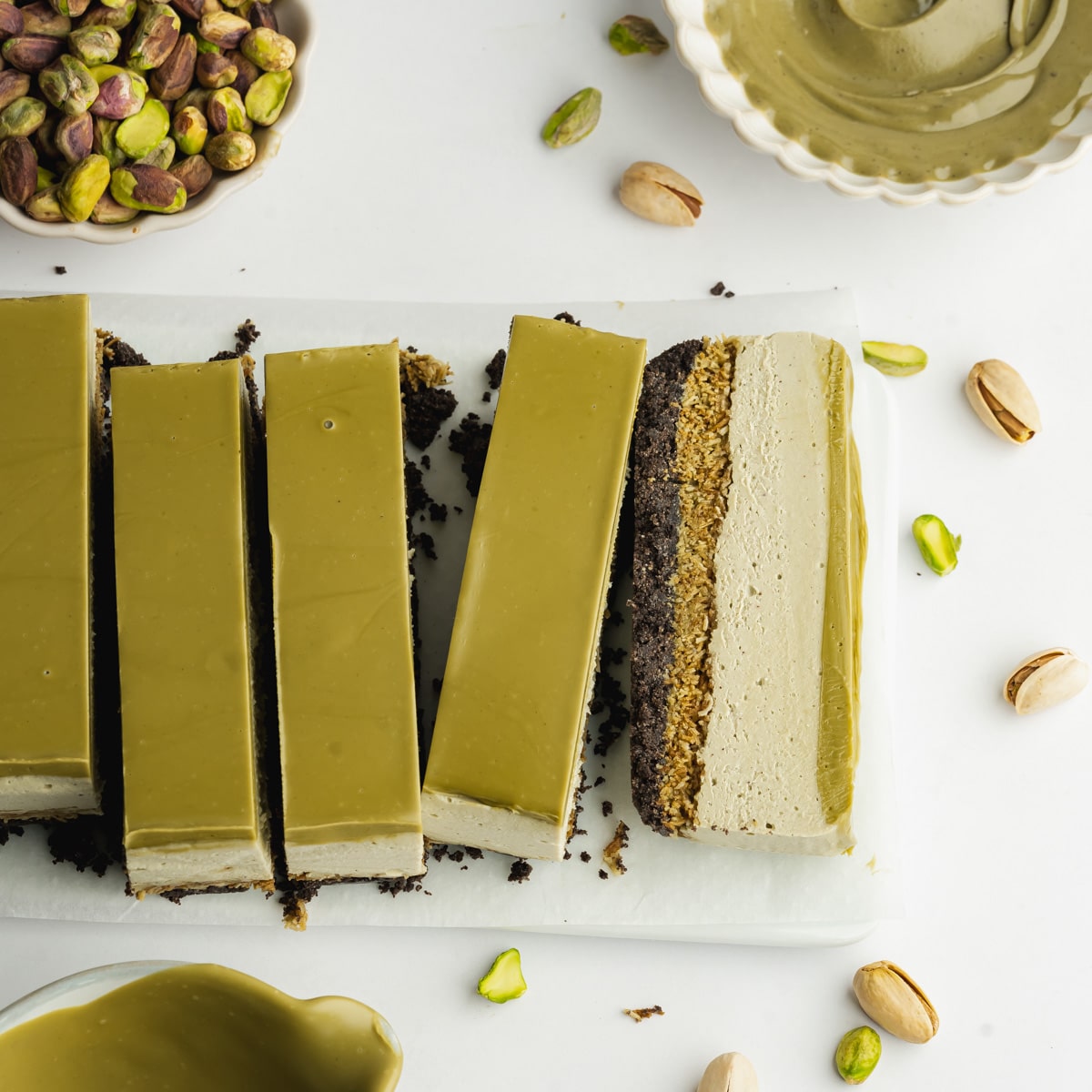 Veganski Dubai cheesecake bez pečenja s pistacijama, kataifijem i čokoladnom podlogom.