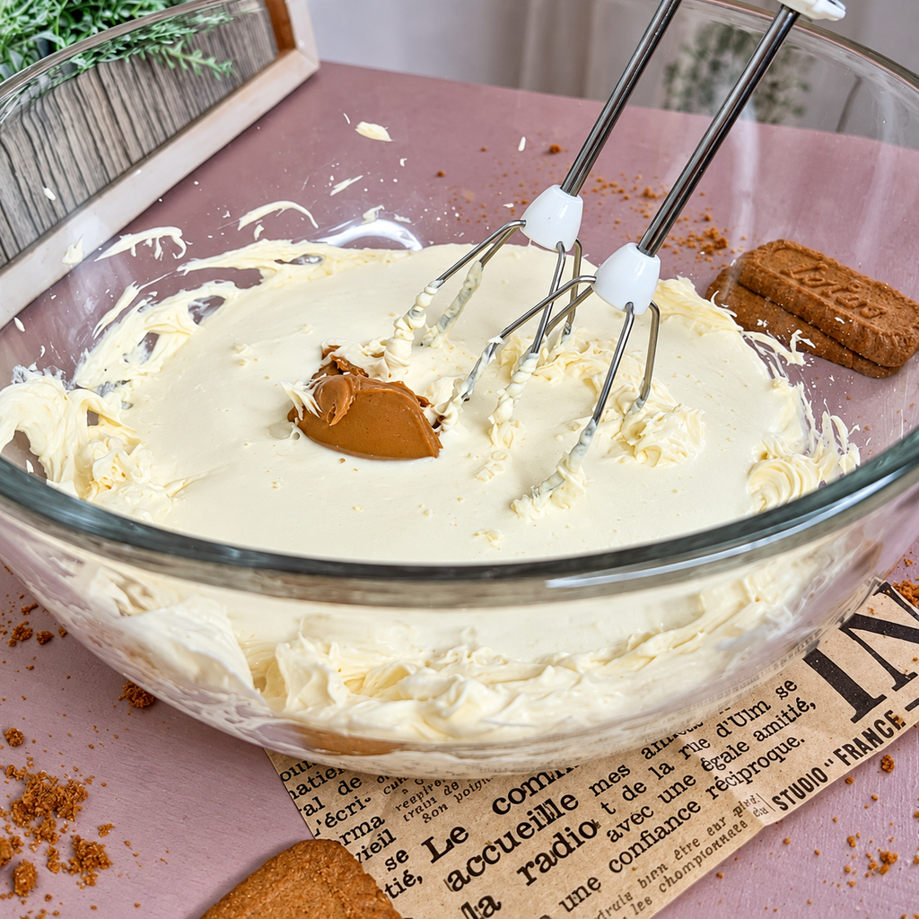 Dodavanje Biscoff namaza u mascarpone kremu za tiramisu s malinama