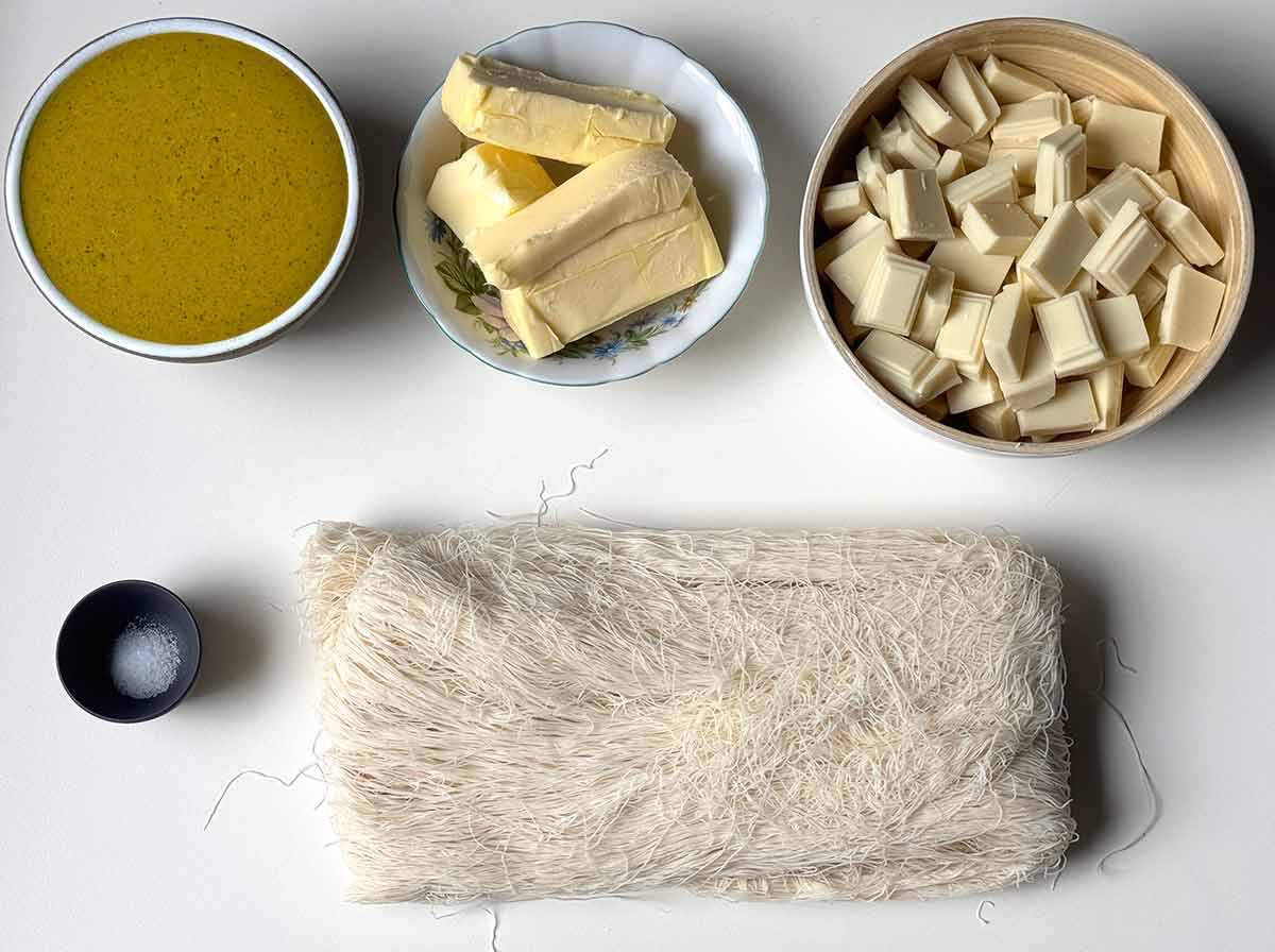 Kadaif, pistacija maslac, bijela čokolada, maslac i so za hrskavo punjenje