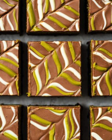 Dubai brownies izrezani na kvadrate, s čokoladnim vrhom ukrašenim zelenim i bijelim šarama