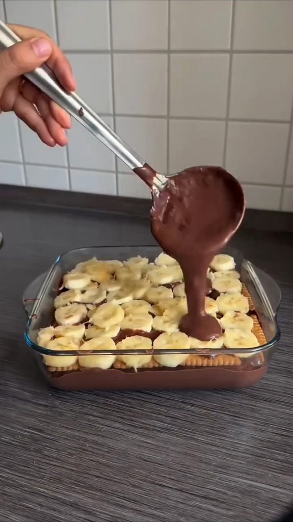 akao krema nanosi se kutlačom preko posljednjeg reda petit keksa u staklenoj tepsiji